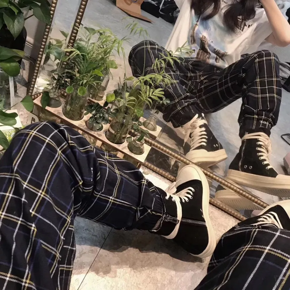 ♻️💯Refer to the model picture for the upper body❤️ The top tested version OFF-WHITE OW blue plaid trousers for men and women, the same style pure cotton loose sweatpants for male and female couples. 380g heavy-woven woven pure cotton fabric, printed on cloth, the logo of the finished product appears randomly, each piece is different, the warp and weft lines are obvious, and the LOGO is clear. Size xs-L Color: Black Size chart (The waistline is elastic and can be enlarged) P:360